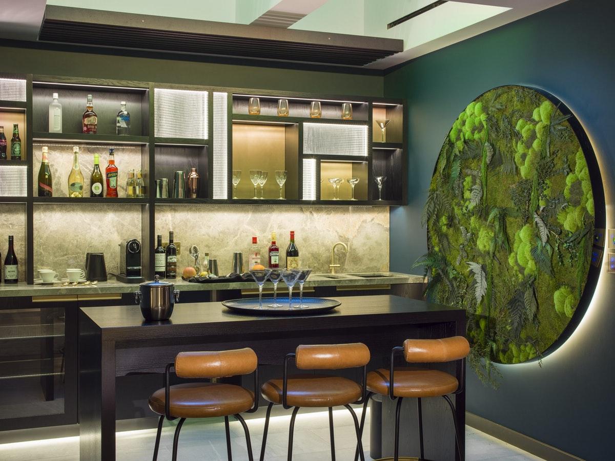 Middle Eight - Covent Garden - Preferred Hotels And Resorts London Kültér fotó A living wall in a bar